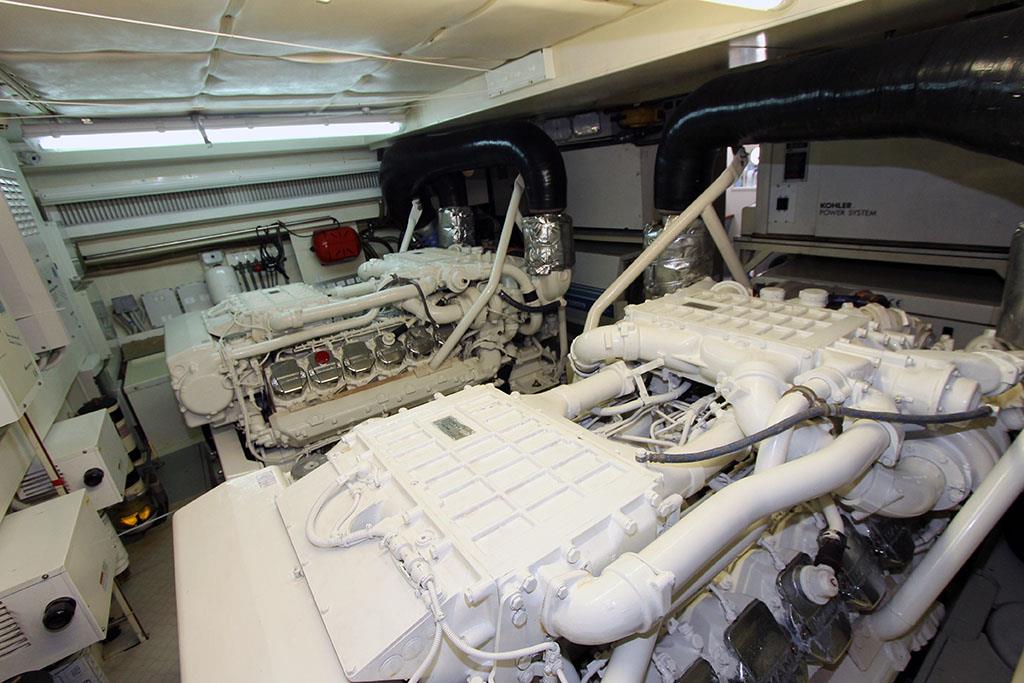 2005 FERRETTI YACHTS 731 